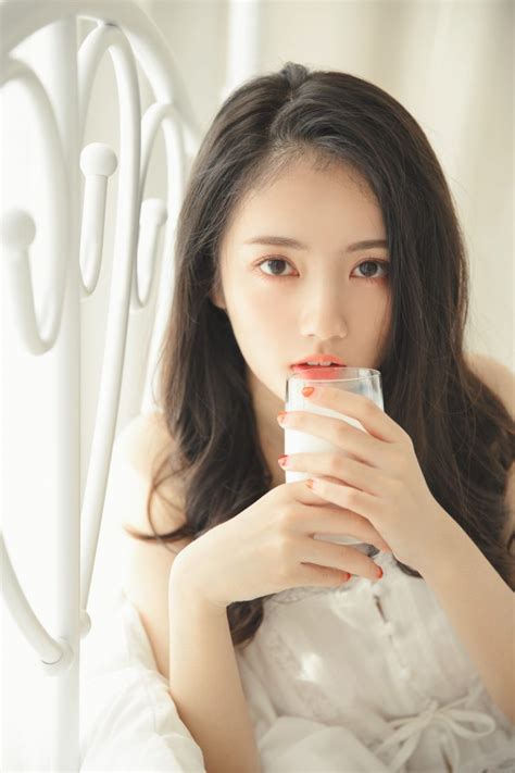 日本女不卡视频，樱花飘落如梦幻轻纱，缠绵夜色中绽放永恒温柔诱惑